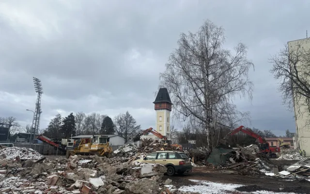 Bývalá budova společnosti Čevak jde k zemi, nahradí ji nový Lidl. V okolí vyroste nová bytová čtvrť