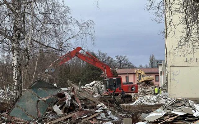 Bývalá budova společnosti Čevak jde k zemi, nahradí ji nový Lidl. V okolí vyroste nová bytová čtvrť
