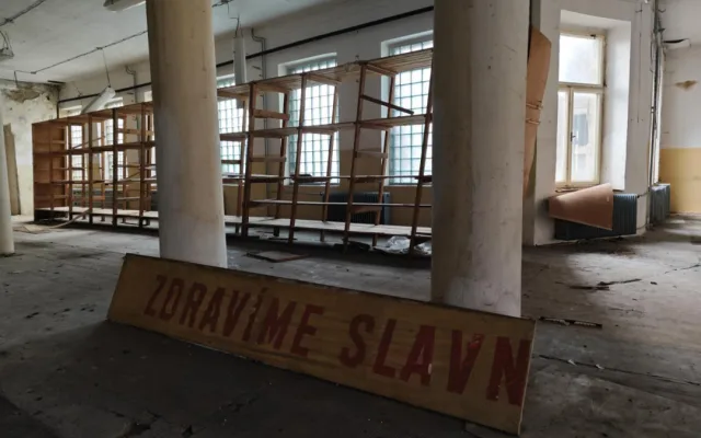 Podívejte se do útrob obří továrny na tkanice a stuhy z roku 1884, osud zchátralého objektu je stále nejasný