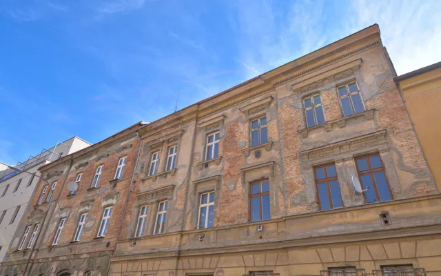 Město za 47 milionů opraví dva domy u centra, vznikne tam 16 bytů pro rodiny i vybrané profese