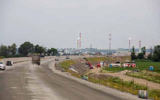 FOTO: Až půl kilometru za den. Betonáž vytouženého úseku D1 u Přerova jede naplno