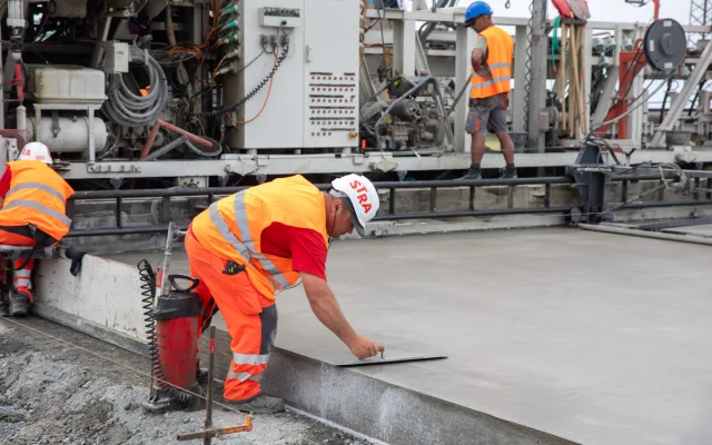 FOTO: Až půl kilometru za den. Betonáž vytouženého úseku D1 u Přerova jede naplno