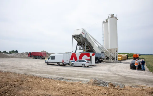 FOTO: Až půl kilometru za den. Betonáž vytouženého úseku D1 u Přerova jede naplno