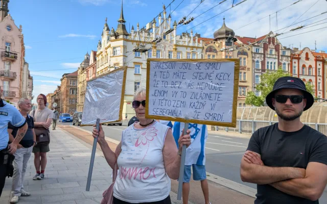 Vlastizrádce, hanba, skandovali odpůrci Petra Fialy. Debatu v Plzni zahalila pachuť nenávisti