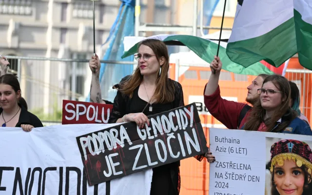 Vlastizrádce, hanba, skandovali odpůrci Petra Fialy. Debatu v Plzni zahalila pachuť nenávisti