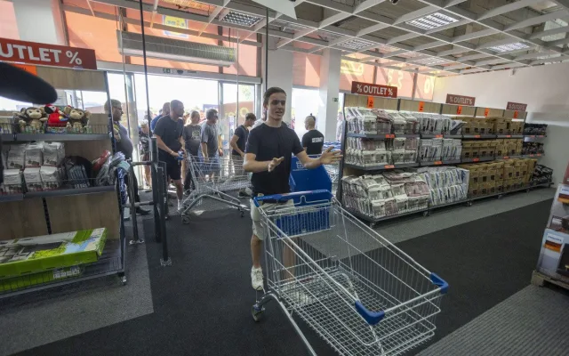 FOTO, VIDEO: Pět hodin ve frontě a ušetřené tisíce. Lidl Outlet v Olomouci vyvolal nákupní horečku