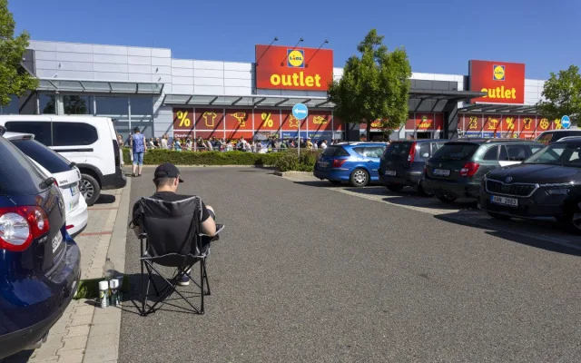 FOTO, VIDEO: Pět hodin ve frontě a ušetřené tisíce. Lidl Outlet v Olomouci vyvolal nákupní horečku