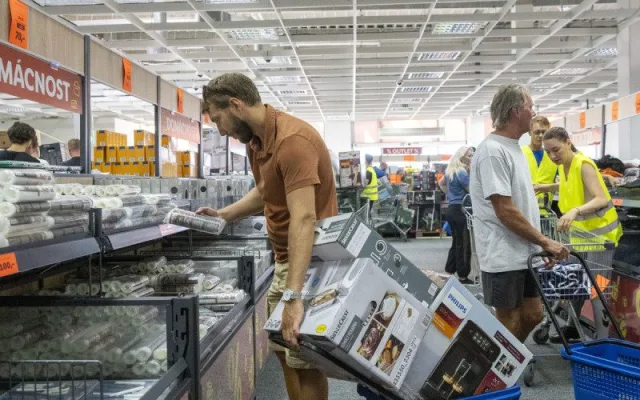 FOTO, VIDEO: Pět hodin ve frontě a ušetřené tisíce. Lidl Outlet v Olomouci vyvolal nákupní horečku