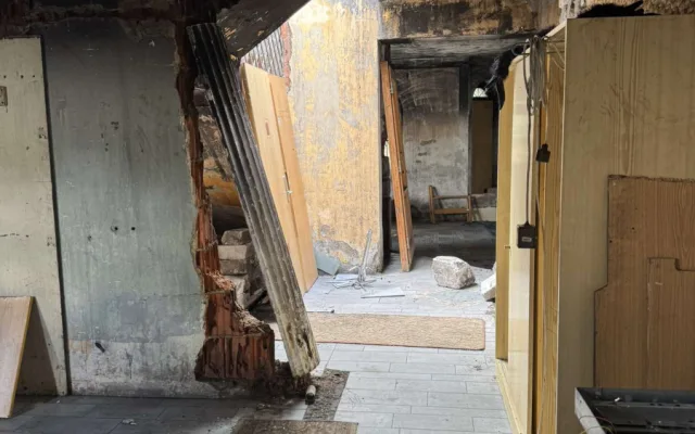 Ohořelá vila je noční můrou sousedů, problematický majiteli chce přestavět na obchodní dům