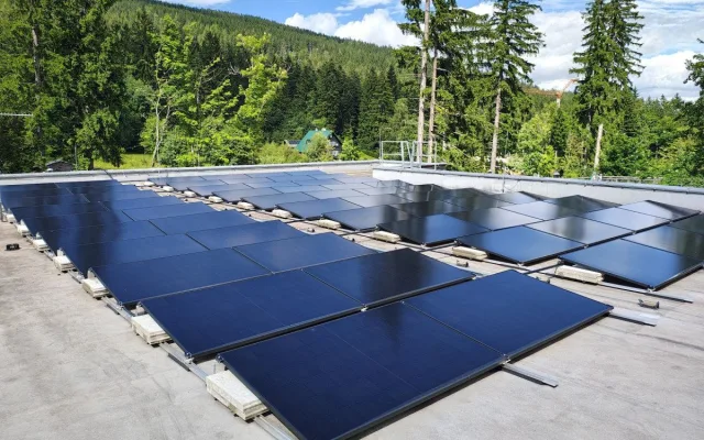 Stezka korunami stromů instalovala fotovoltaický systém. Ušetří 20% energie