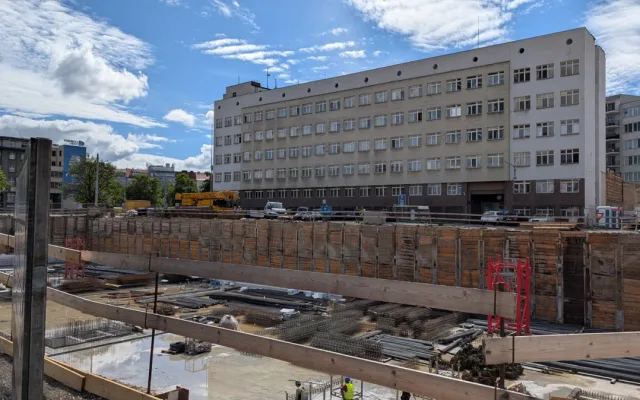 V centru města začala stavba komplexu se stovkami bytů, kancelářemi a obchody