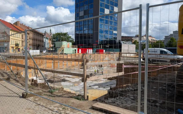 V centru města začala stavba komplexu se stovkami bytů, kancelářemi a obchody