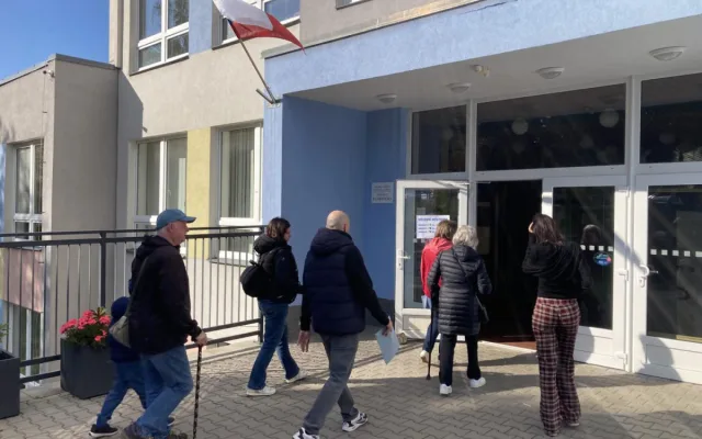 První volební den je u konce. Většina lídrů má odvoleno