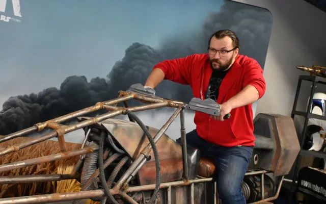 Na akce vozí i jím vyrobený speeder. Tento vznikl pro premiéru druhé řady seriálu Andor.