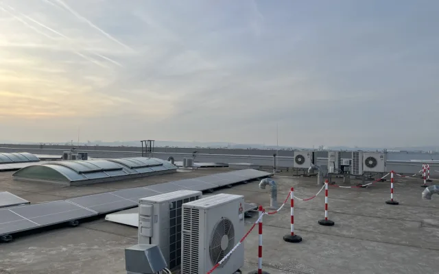 VIDEO: Na průmyslových halách v Brně a Blučině vyrostly obří solární elektrárny