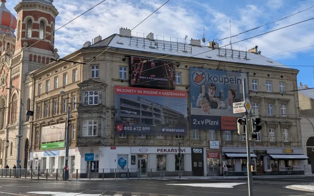 Město omezuje reklamní smog. Zmizí obří plachty i zářivé obrazovky