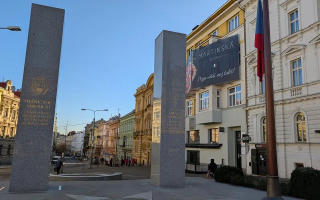 Reklamní plachty jsou také v těsném sousedství pomníku Díky, Ameriko!, kde se každoročně konají pietní akty s řadou zahraničních hostů.