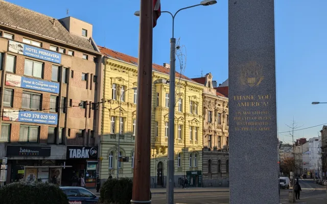 Reklamní plachty jsou také v těsném sousedství pomníku Díky, Ameriko!, kde se každoročně konají pietní akty s řadou zahraničních hostů.
