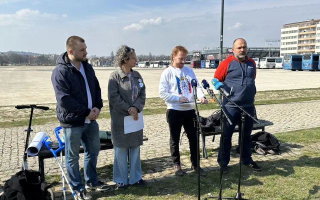 Stovky dobrovolníků, desítky záchodů, sekce pro rodiny. Jak bude vypadat demonstrace na Letné