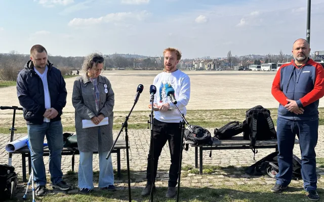 Stovky dobrovolníků, desítky záchodů, sekce pro rodiny. Jak bude vypadat demonstrace na Letné