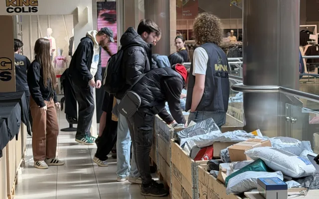 Lidé rozbalují poklady i naprosté bizáry. Adrenalinový hon na balíčky odstartoval