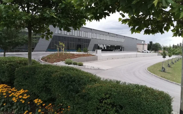 Banes roste už 30 let. Nové posily láká na stabilitu i nadstandardní benefity