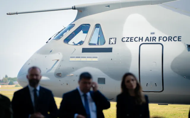 FOTO: Armáda si převzala první dopravní letoun Embraer. Podívejte se, jak vypadá uvnitř
