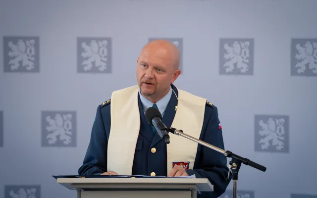FOTO: Armáda si převzala první dopravní letoun Embraer. Podívejte se, jak vypadá uvnitř