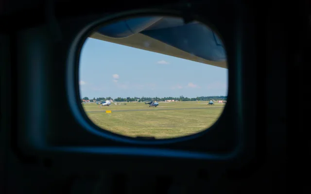FOTO: Armáda si převzala první dopravní letoun Embraer. Podívejte se, jak vypadá uvnitř