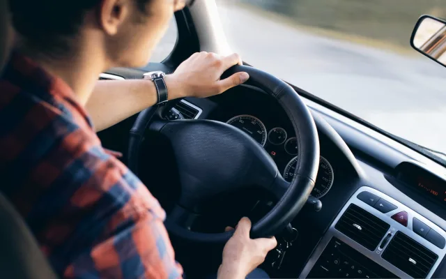 Dvojice si v taxíku nechala miliony, řidič je odmítl vrátit. Pak založil požár