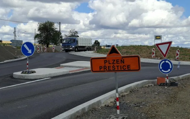 Řidiče čeká další série omezení. Stavba velkého kruháče na I/27 jde do další etapy