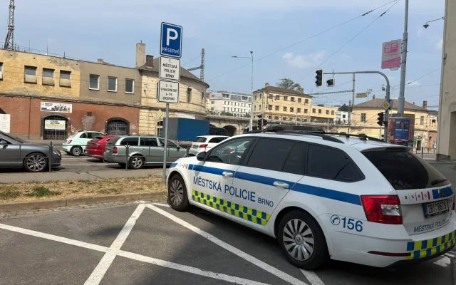 Muž z Brna si u zastávky ustlal v trávě. Vypil jsem ředidlo, přiznal