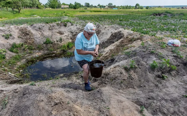Až se bojiště vrátí zemědělcům. Ukrajina hledá cestu k obnově zničených polí