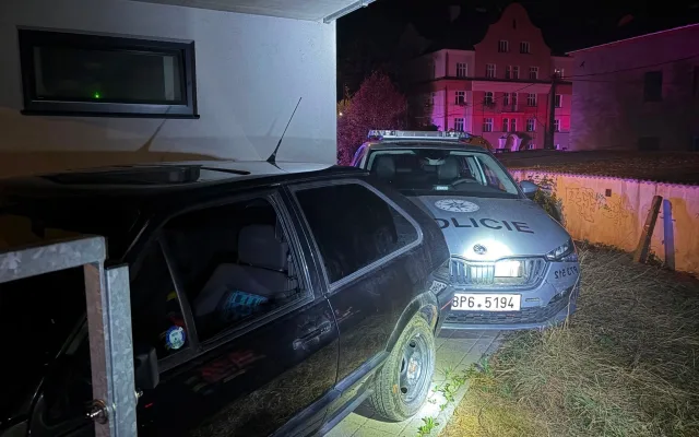 Řidič zběsile ujížděl policii. Psovod ho přitom chtěl jen upozornit na světla