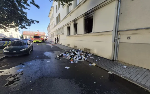 V Ostravě-Hrabůvce hořel byt. Hasiči evakuovali devět lidí