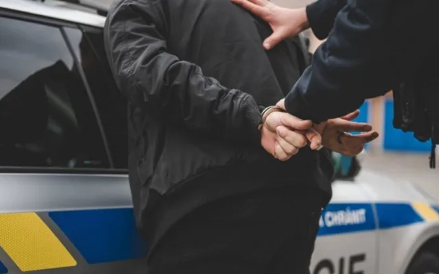 Cizinec přepadl a okradl ženu, přitom už má uložený trest o vyhoštění ze země