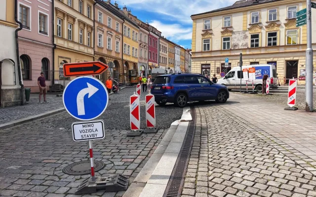 Rozšíření teplovodu mění dopravu v historickém centru Hradce Králové
