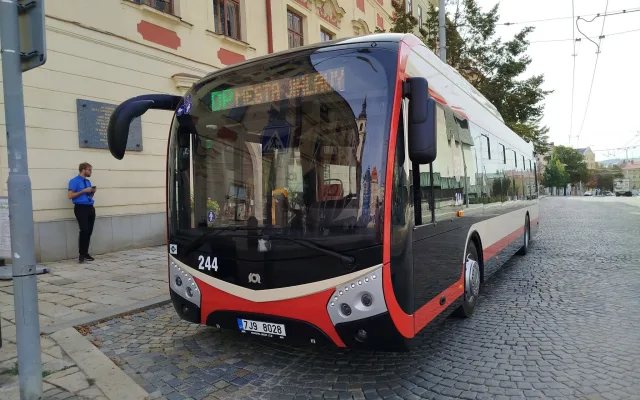 FOTO, VIDEO: V Jihlavě jsou tři nové autobusy, řidič dobíhající cestující nevidí