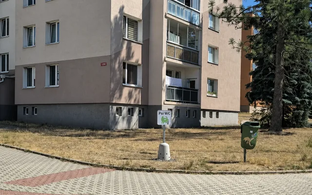 Obyvatele štvaly počůrané fasády a lampy, teď mají psi svůj vlastní pisoár