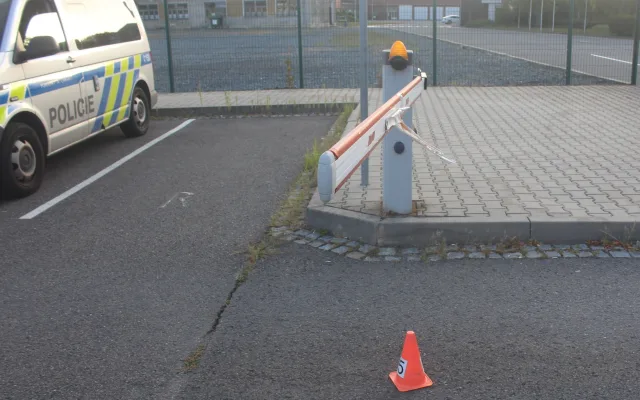 Řidička nezvládla parkování. Nabourala závoru, další dvě auta a skončila v nemocnici