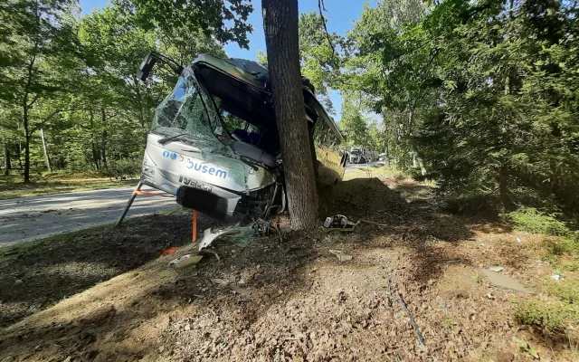 Autobus na Třeboňsku havaroval stromu, několik osob se zranilo