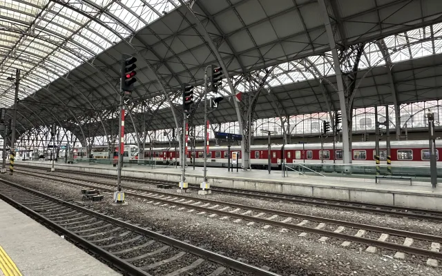 Mezi hlavním nádražím a Holešovicemi nejezdí vlaky, rychlík srazil člověka
