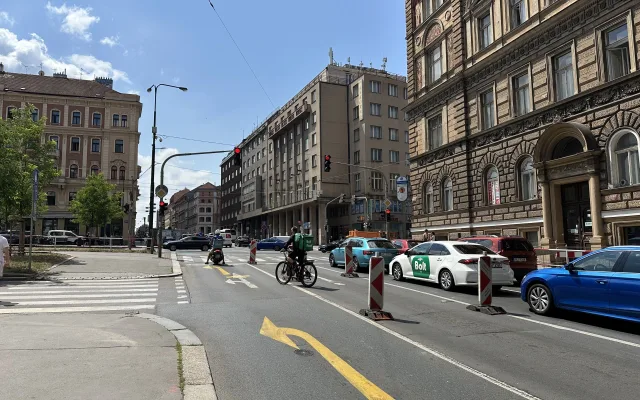 Bezohledná, agresivní, neohleduplná jízda. Policie popsala Turkovu nehodu