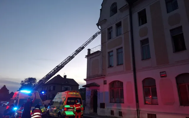 Masivní požár zasáhl ubytovnu v Šumperku, dva zranění byli v kritickém stavu