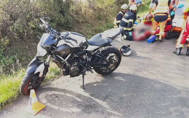 Motorkářka při nehodě utrpěla těžké zranění. Na místě zasahovali letečtí záchranáři
