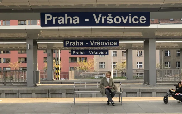 Mezi Vršovicemi a hlavním nádražím srazil vlak člověka, provoz je zastaven