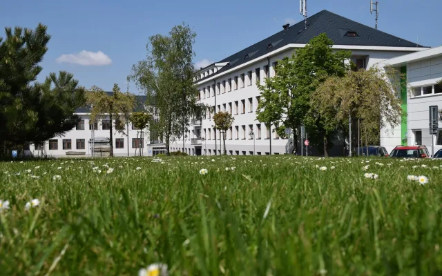 Policie zasahovala v Ústřední vojenské nemocnici, zadržela tři lidi