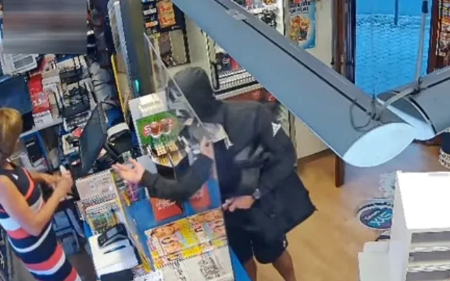 Přepadal trafiky a s nožem vyhrožoval obsluze. Recidivista kradl peníze i telefon