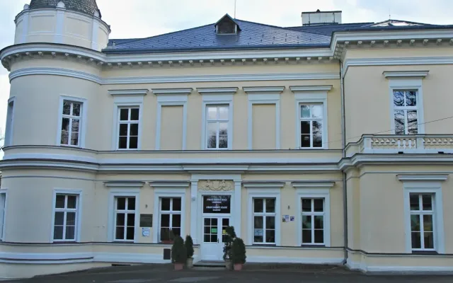 Karlovarský kraj pronajme zámeček v Dalovicích waldorfské škole
