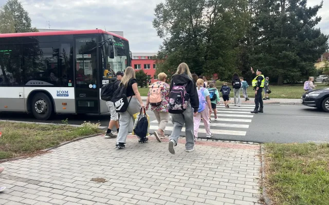 Před školou plnou dětí šlápla na plyn. Policisté ženu zastavili s mobilem v ruce